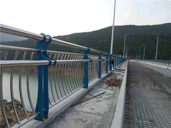 安阳不锈钢桥梁护栏的特点及其在桥梁安全中的重要作用