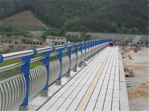 安阳不锈钢桥梁护栏的特性及其在现代建筑中的应用